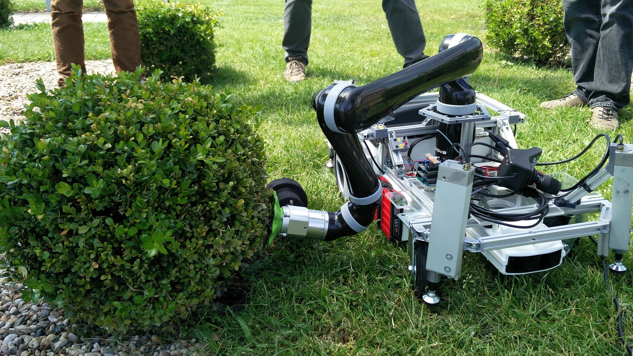 Робот Trimbot 2020 который ухаживает за садом
