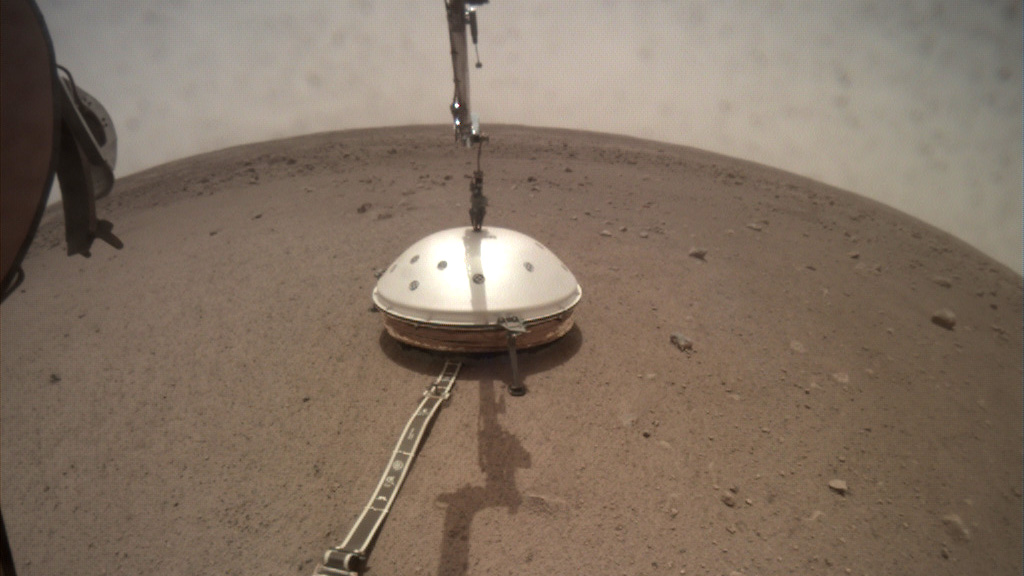 Сейсмометр InSight теперь имеет удобное укрытие на Марсе