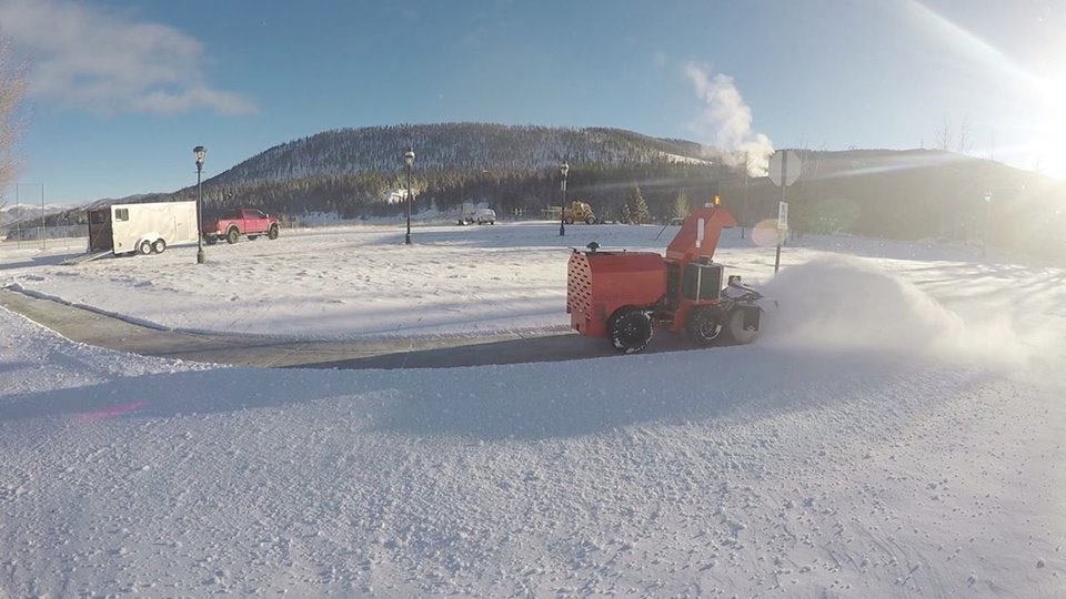 Автономный бот SnowBot Pro хорош для уборки снега