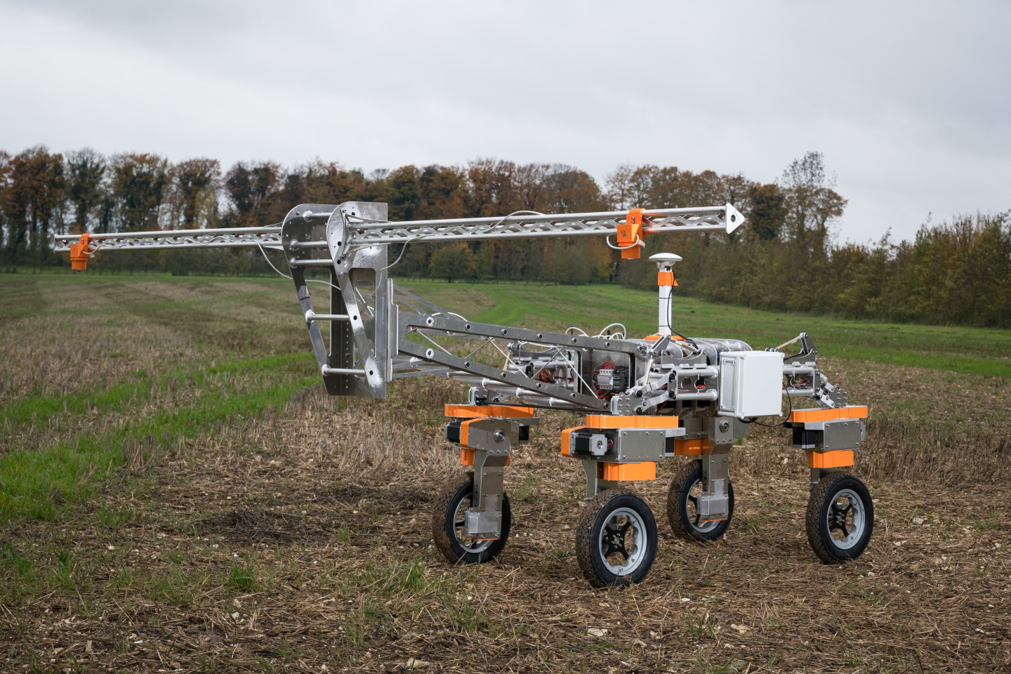 Автономный фермерский робот Том  уничтожает сорняки молниями