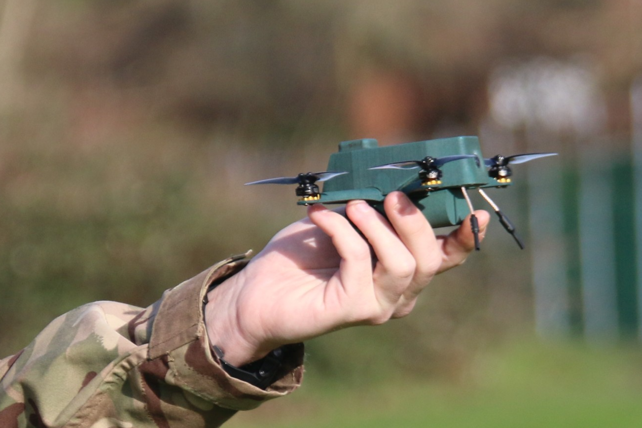 Британская армия испытывает сверхмощный нано-дрон Bug