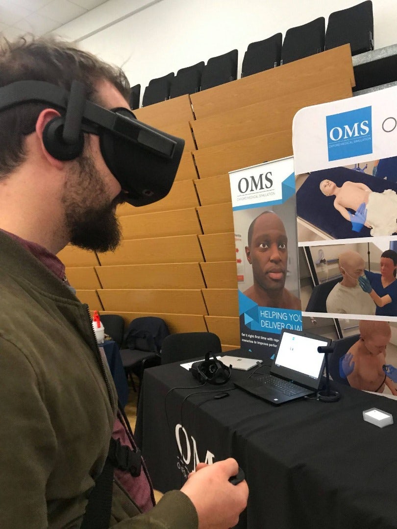 Британские врачи практикуют помощь с VR