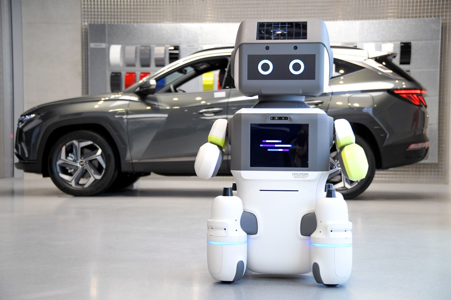 Новый интерактивный робот Hyundai DAL-e будет встречать клиентов и приветствовать их