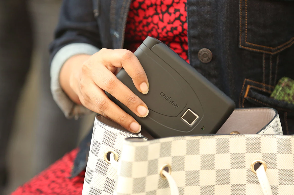 Этот Bluetooth-кошелек Cashew с аутентификацией по отпечатку пальца защитит ваши вещи