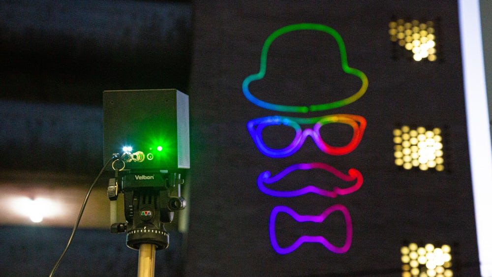 Обзор на Laser Cube самый маленький и первый в мире RGB-проектор 