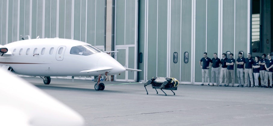 Четырехногий робот HyQ Real буксирует самолет