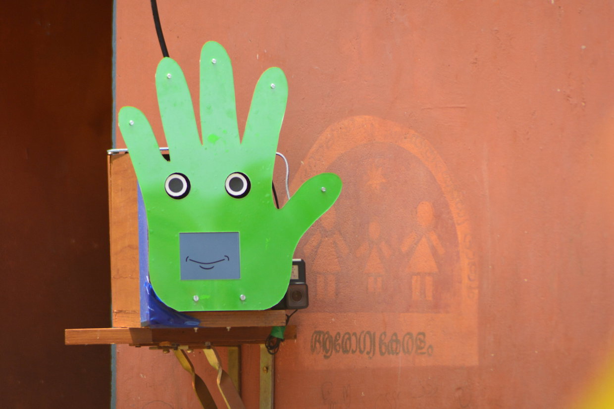 Робот Pepe обучает детей навыкам мытья рук в Индии