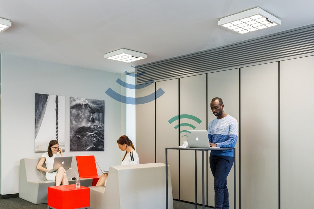 Signify использует офисные светильники для беспроводной передачи данных 