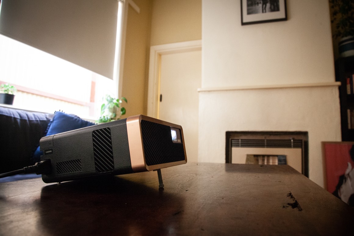 Epson создала лазерный проектор EF-100 способный работать даже при свете