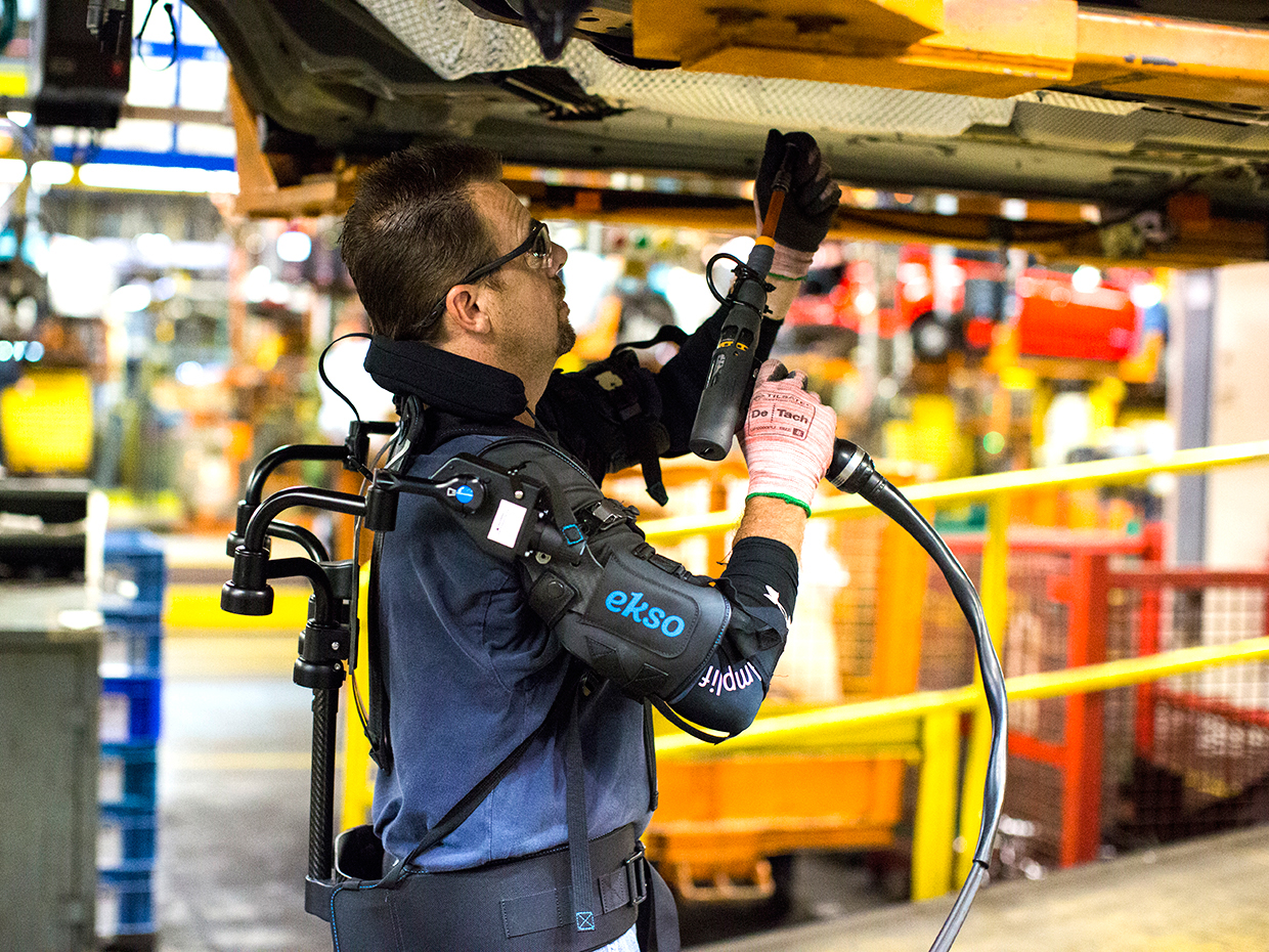 Работники сборной линии Ford пробуют Exoskeleton Tech для повышения производительности