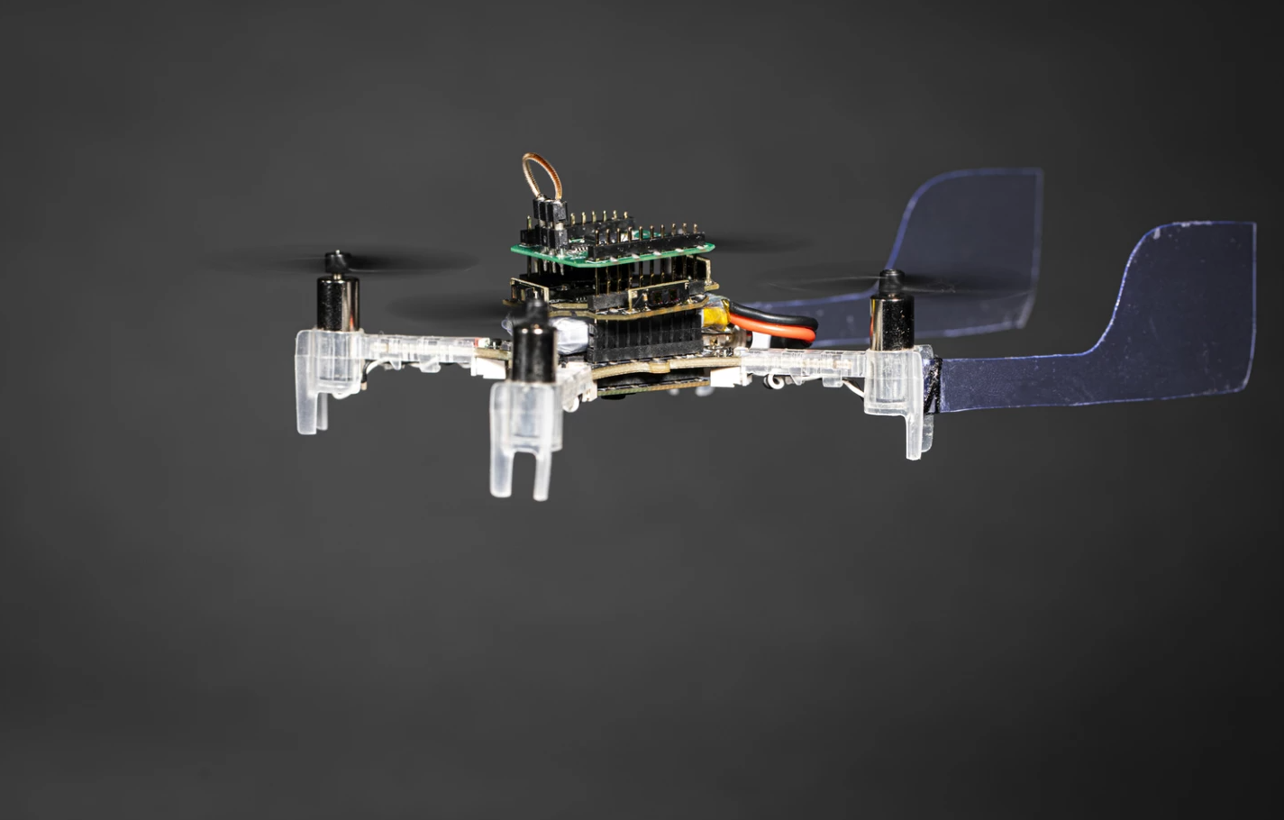 Дрон Smellicopter использует усики как у мотыльков для обнаружения целей