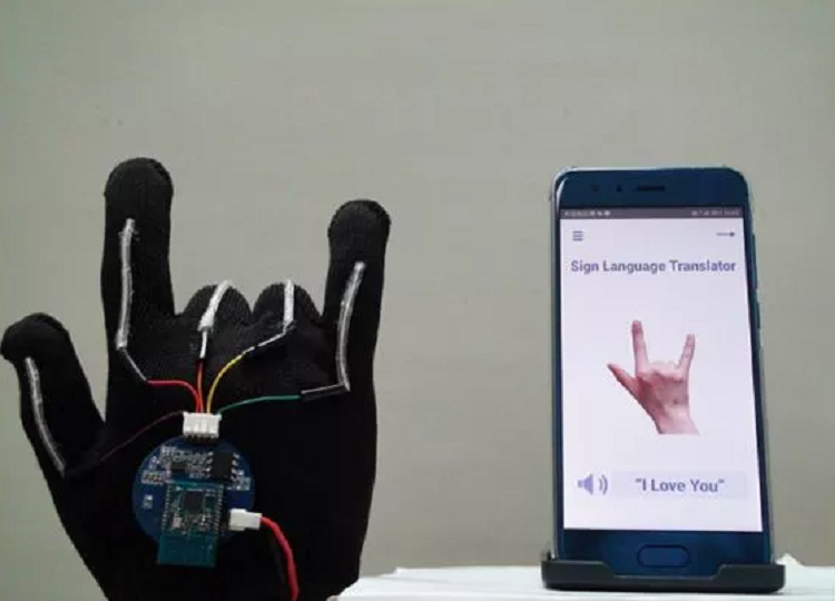 Команда UCLA продемонстрировала беспроводную перчатку которая способна переводить язык жестов 