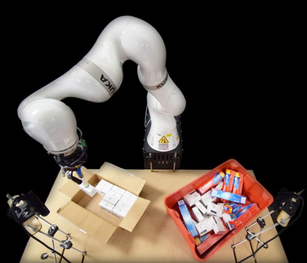 Искусственный интеллект контролирует роботизированную руку чтобы упаковывать коробки