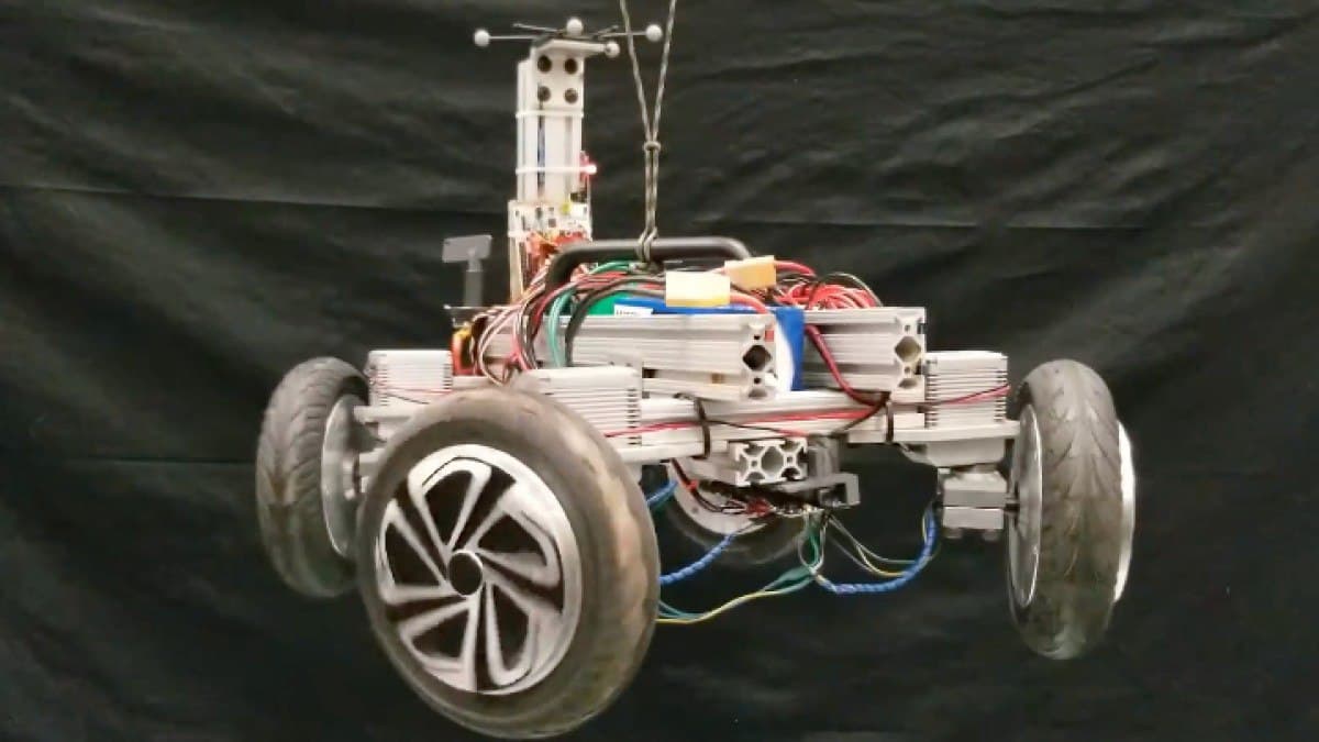 Кошкоподобный робот AGRO приземляется на все четыре колеса