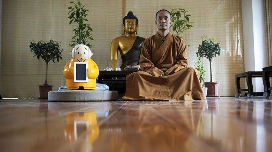 Китайский буддийский храм распространяет мудрость с роботом монахом