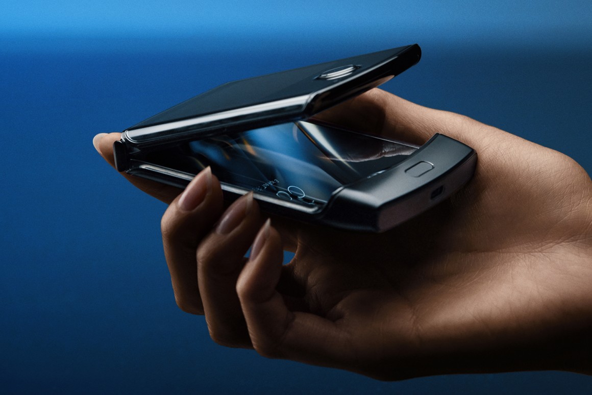 Motorola возрождает культовый телефон Razr со складным экраном обзор цена