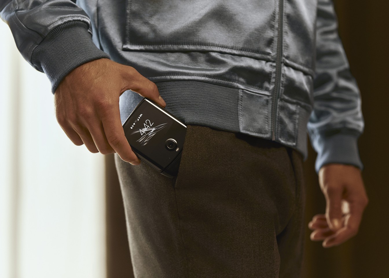 Motorola возрождает культовый телефон Razr со складным экраном обзор цена