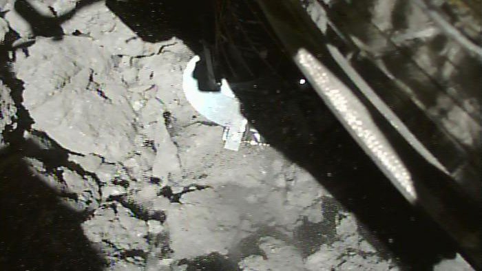 Японский космический робот Hayabusa2 получил образцы поверхности с астероида Рюгу
