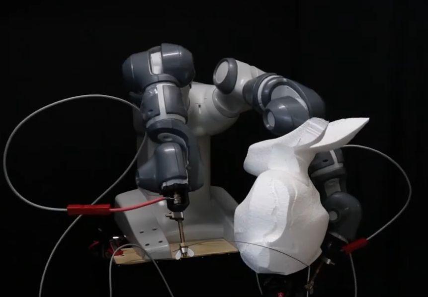 Ученые научили робота RoboCut пользоваться гибкой режущей проволокой