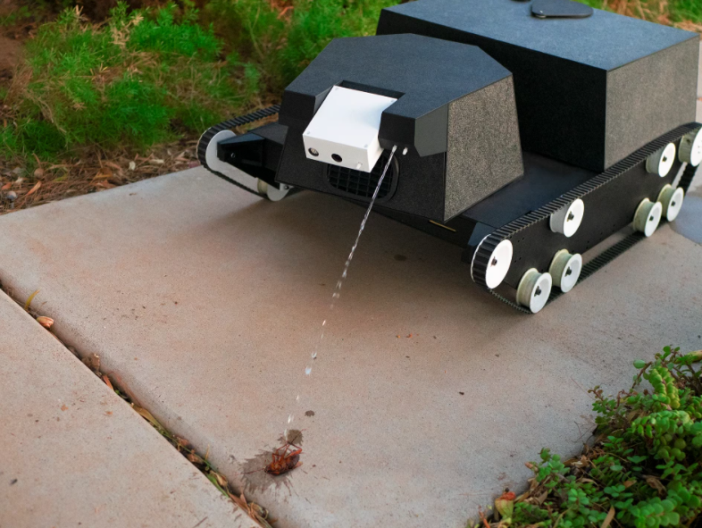 Танкоподобный робот Yardroid предназначенный для автономного ухода за садами
