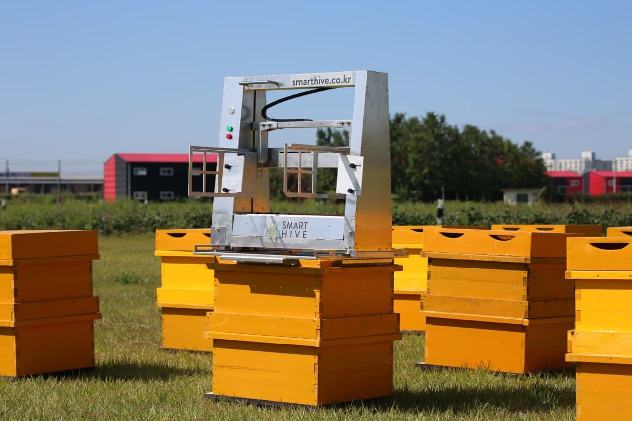 Показана система Hive Controller предназначенная для извлечения сот из улья