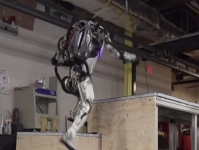 Atlas Boston Dynamics теперь освоил паркур
