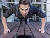 Беспроводной EMS костюм-тренажер для тренировки