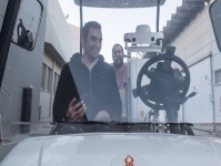 Робот который умеет водить автомобиль