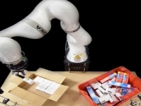 Контролирует роботизированную руку чтобы упаковывать коробки искусственный интеллект