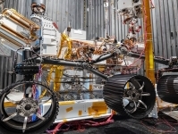Марсианский вертолет Ingenuity Mars Helicopter производит подзарядку собственных батарей прямо в воздухе