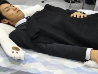 Робот подушка Jukusui-kun против храпа