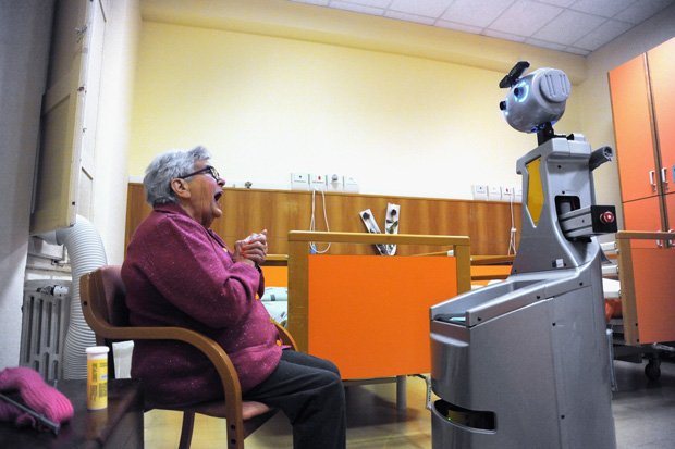 Робот выдающий лекарства пожилым людям.