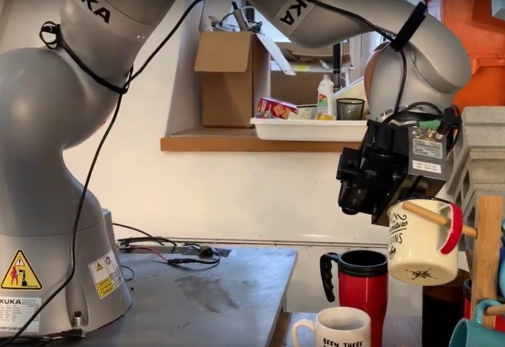 Робот MIT который поднимает предметы