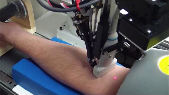 Робот Veebot берет кровь из вены