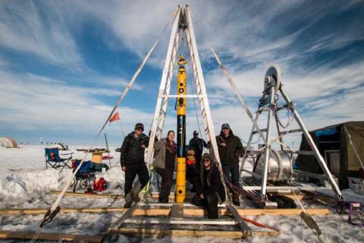 Роботизированная подводная лодка Icefin делает снимки у основания пресловутого антарктического ледника