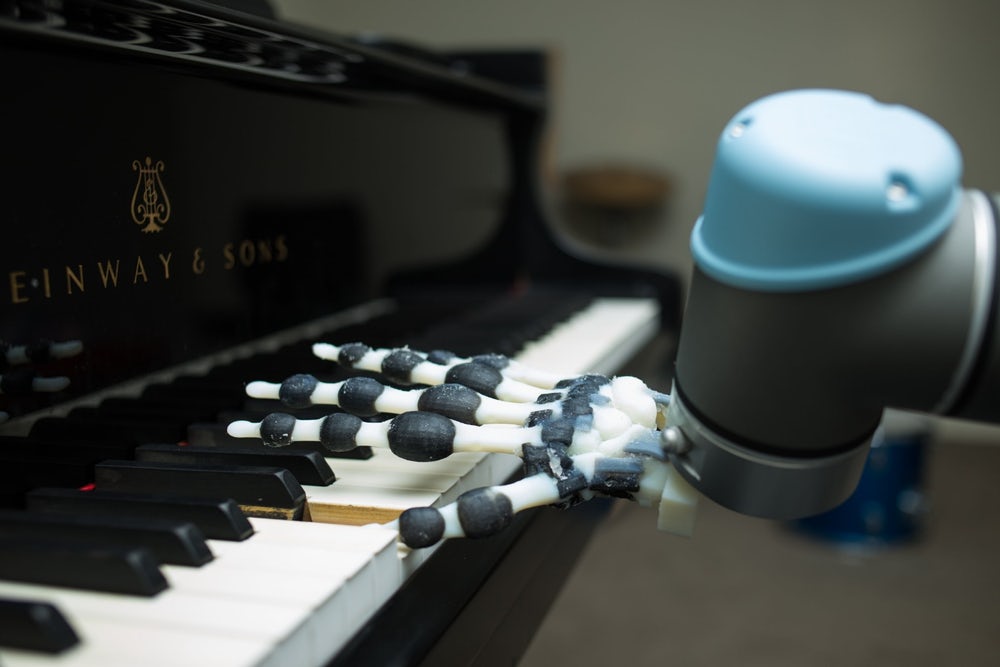 Роботизированная рука которая играет на пианино