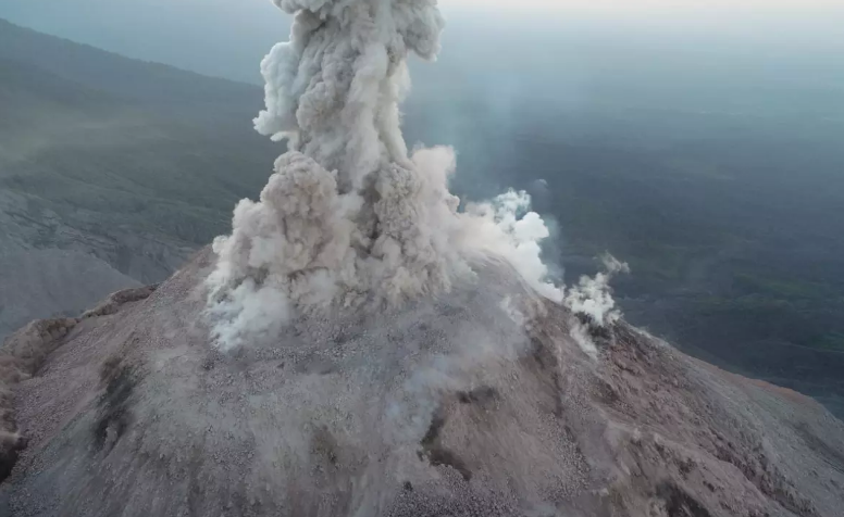 Дрон DJI Phantom 4 Pro смог безопасно изучить активный вулкан