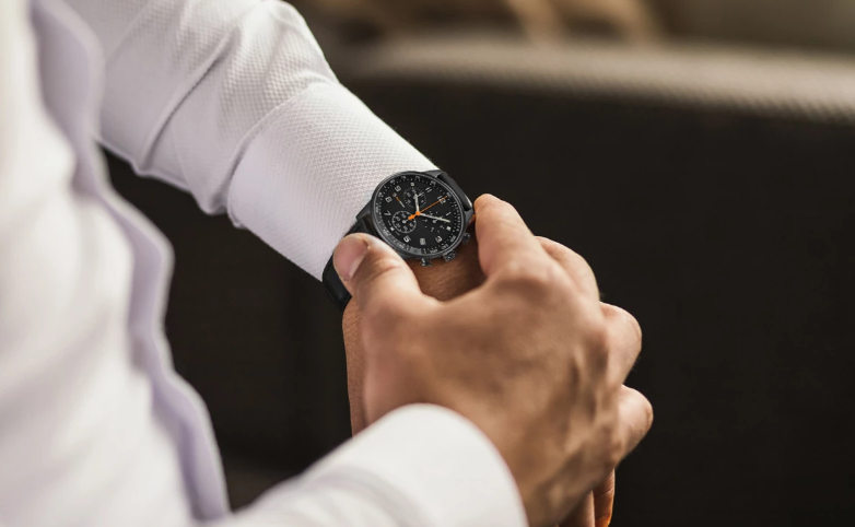 Стильные наручные часы Much Better Watch с технологией бесконтактных платежей при помощи особого стекла