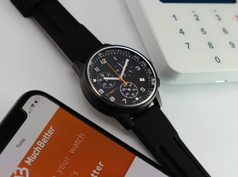 Стильные наручные часы Much Better Watch с технологией бесконтактных платежей при помощи особого стекла