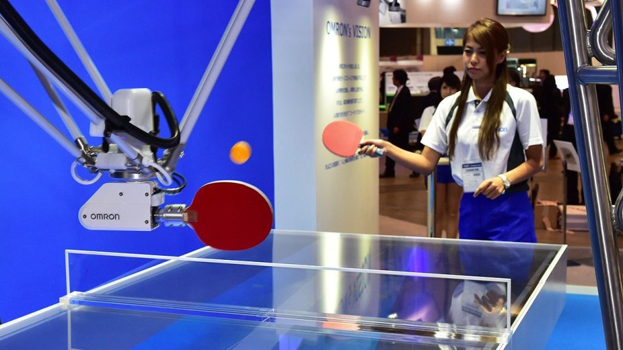 Робот пинг-понг тренер помогает игрокам до их игры в настольный теннис