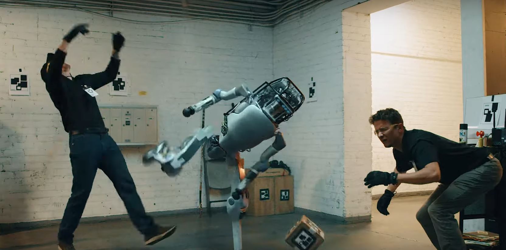 Это видео о том как робот Boston Dynamics избивает людей 
